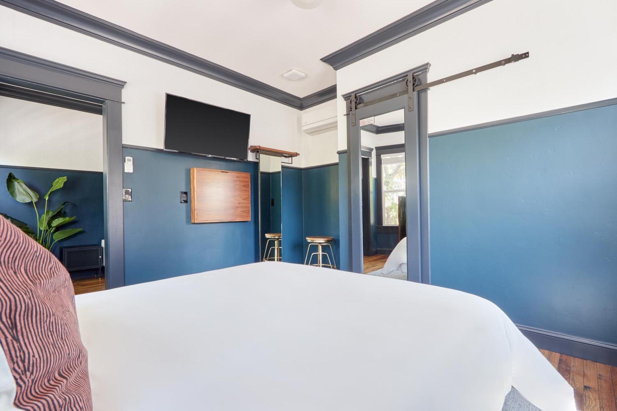 The Davis Downtown San Diego Room photo