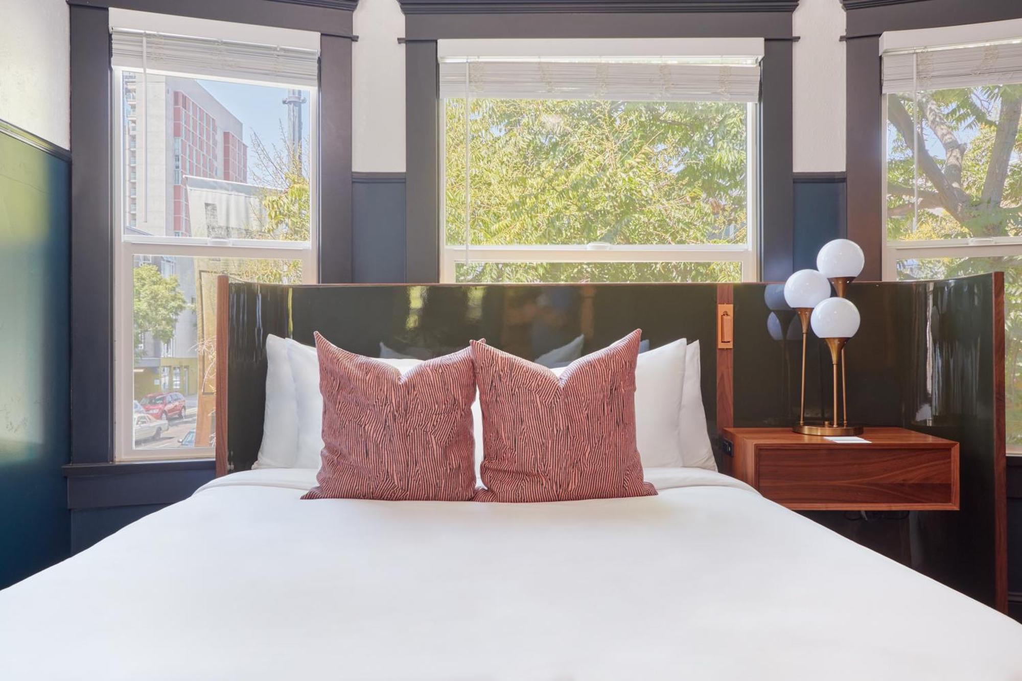 The Davis Downtown San Diego Room photo