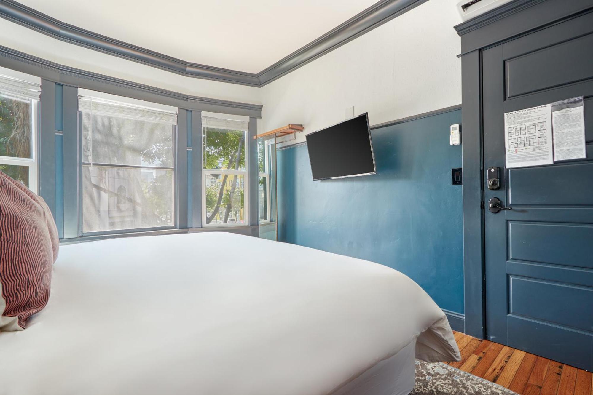 The Davis Downtown San Diego Room photo