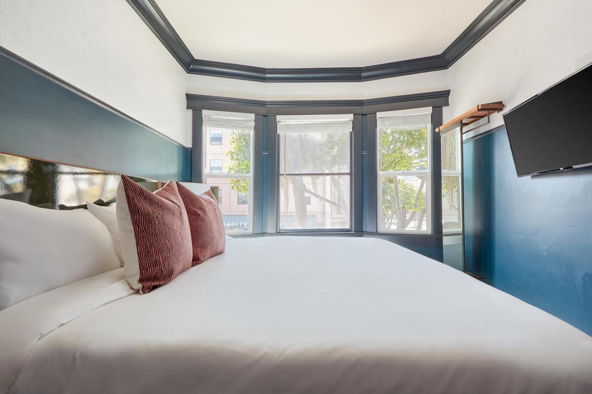 The Davis Downtown San Diego Room photo