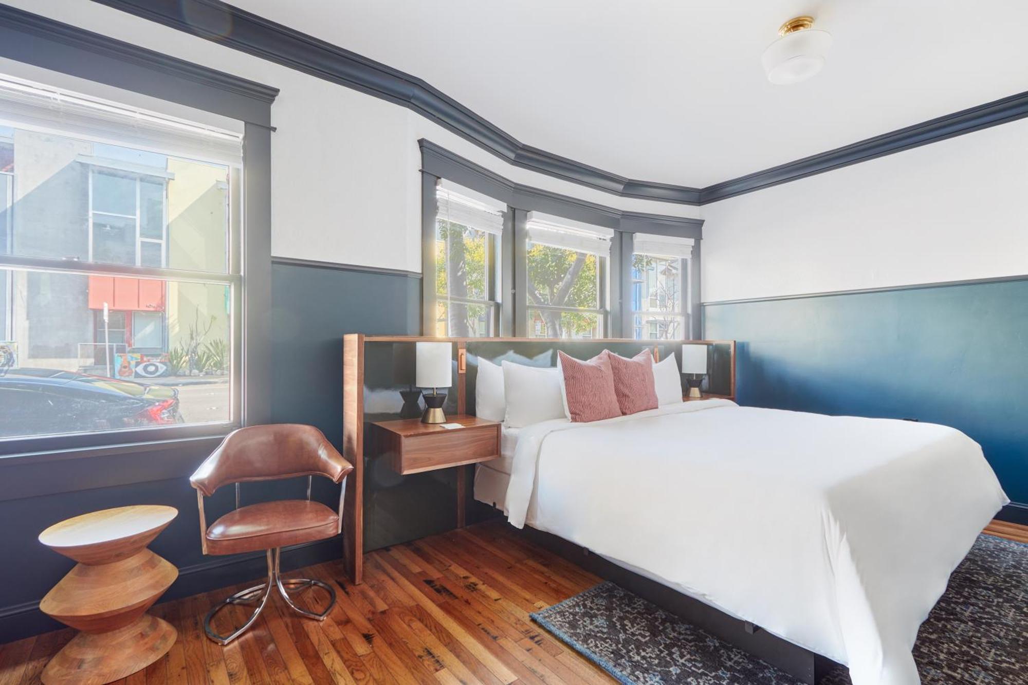 The Davis Downtown San Diego Room photo