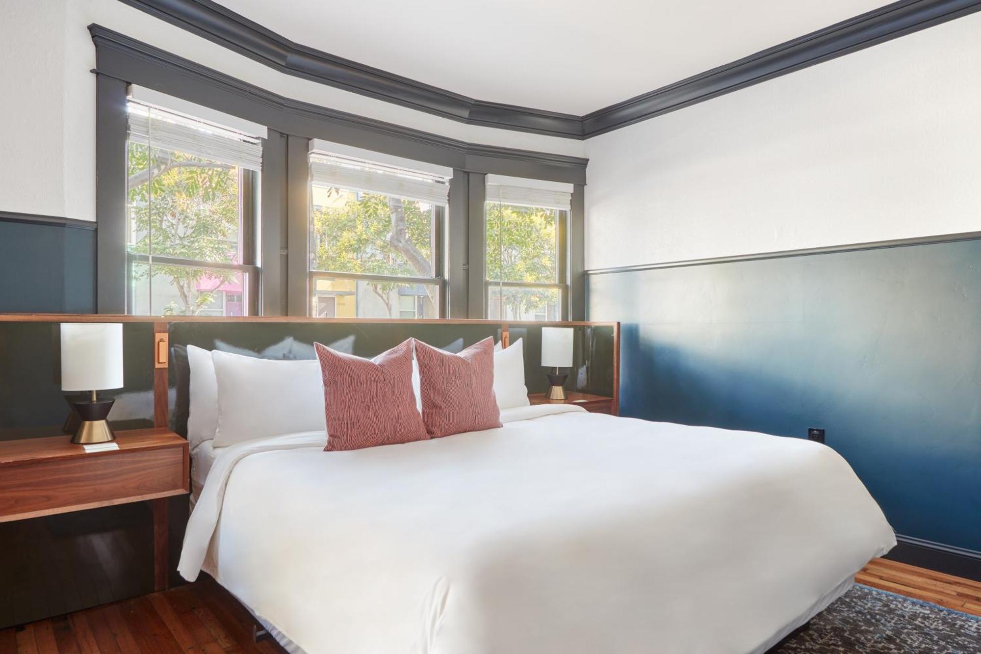 The Davis Downtown San Diego Room photo