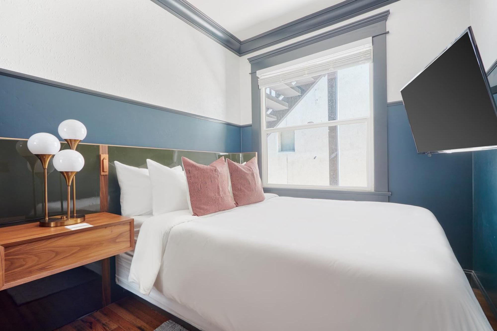 The Davis Downtown San Diego Room photo